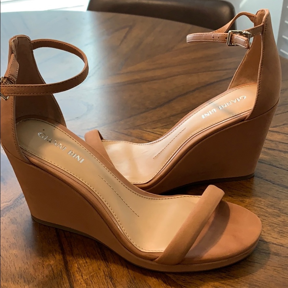 Super stylish wedge sandal. Stylish & comfortable!